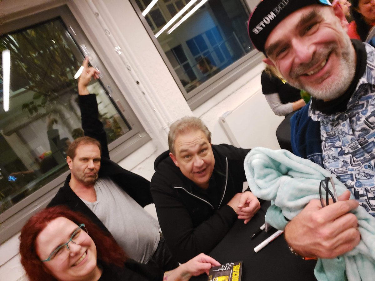 Krueminxler's tweet photo. Mit #BestemOnkelDerWelt, @twitkalk, @_PeterRuetten_, Dietmar Wunder und vielen anderen tollen Menschen einen wunderbaren Abend bei John Sinclair und Bastei gehabt. Vielen Dank euch allen! 😍🥰🫂
#SinclairFaZ
#LezFaF
#SchleFaZ
#JohnSinclairNight https://t.co/QmU4KOY8SV