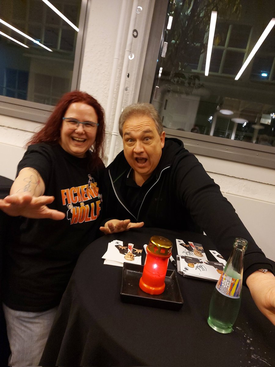 Krueminxler's tweet photo. Mit #BestemOnkelDerWelt, @twitkalk, @_PeterRuetten_, Dietmar Wunder und vielen anderen tollen Menschen einen wunderbaren Abend bei John Sinclair und Bastei gehabt. Vielen Dank euch allen! 😍🥰🫂
#SinclairFaZ
#LezFaF
#SchleFaZ
#JohnSinclairNight https://t.co/QmU4KOY8SV
