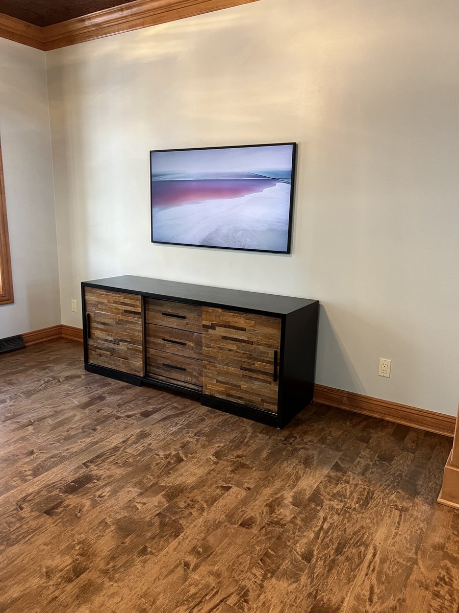 ExtremeAudio920's tweet image. Want your TV to look like a piece of art?  Extreme Audio can help.  Stop in to learn about TVs that can look like a piece of art when not in use.