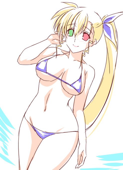 健康的な肢体のヴィヴィオ水着。 