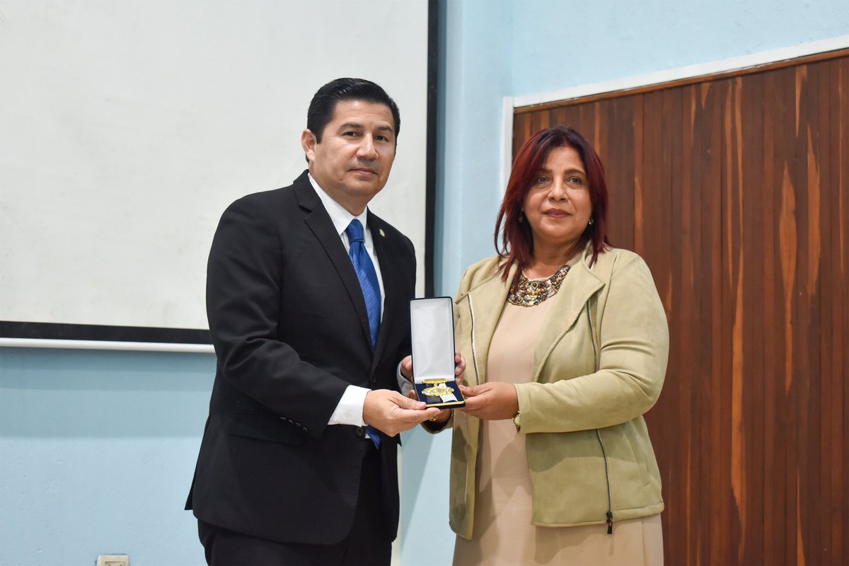 PacoRector's tweet photo. Hoy en sesión solemne por el 61 aniversario institucional de la Facultad de Ingeniería Química, recibí de parte de sus autoridades, una medalla en reconocimiento a la gestión administrativa y académica, esto me compromete a seguir trabajando por el bienestar de la comunidad UG. https://t.co/vb9elnfvi5