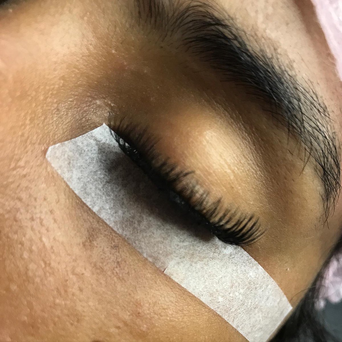 thay_lash's tweet photo. ARRASTA PRO LADO 👉🏾
O favoritinho de todas as minhas clientes ✨
Pras meninas que tem medo de colocar cílios porque tem alergia a cola.
Usei nela a cola antialérgica, não arde, super fácil de remover o cílios e não incomoda ✨💕
#lashdesigner https://t.co/H0TqT1hMiv