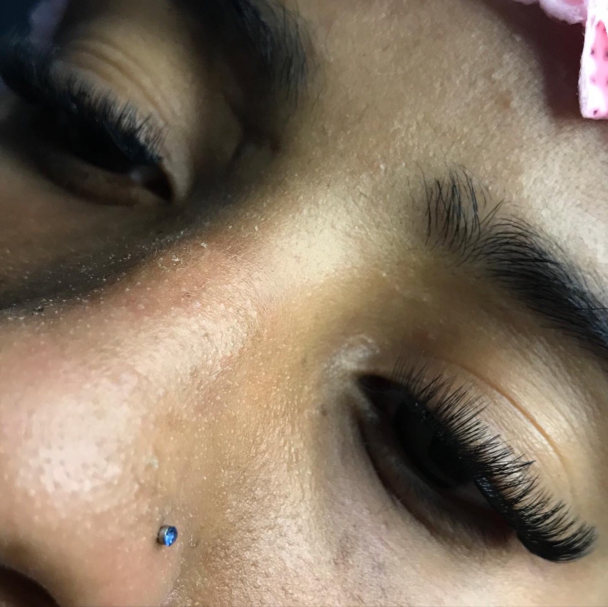 thay_lash's tweet photo. ARRASTA PRO LADO 👉🏾
O favoritinho de todas as minhas clientes ✨
Pras meninas que tem medo de colocar cílios porque tem alergia a cola.
Usei nela a cola antialérgica, não arde, super fácil de remover o cílios e não incomoda ✨💕
#lashdesigner https://t.co/H0TqT1hMiv