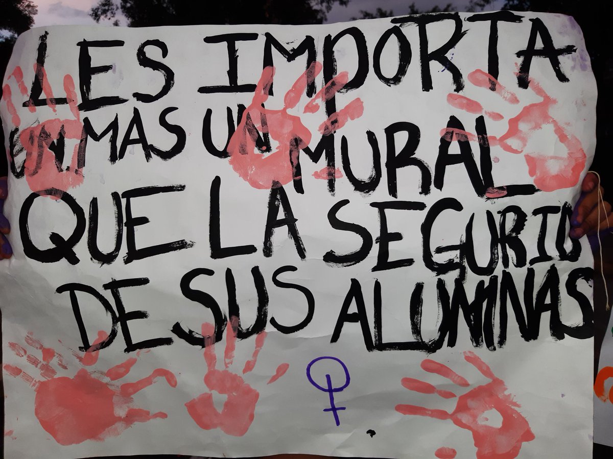 daea008's tweet photo. Cerrada Av Maestro Rural, alumnos acusan a maestros de la Preparará Moises Saenz de Acoso sexual a alumnas https://t.co/dPeDiEtacr