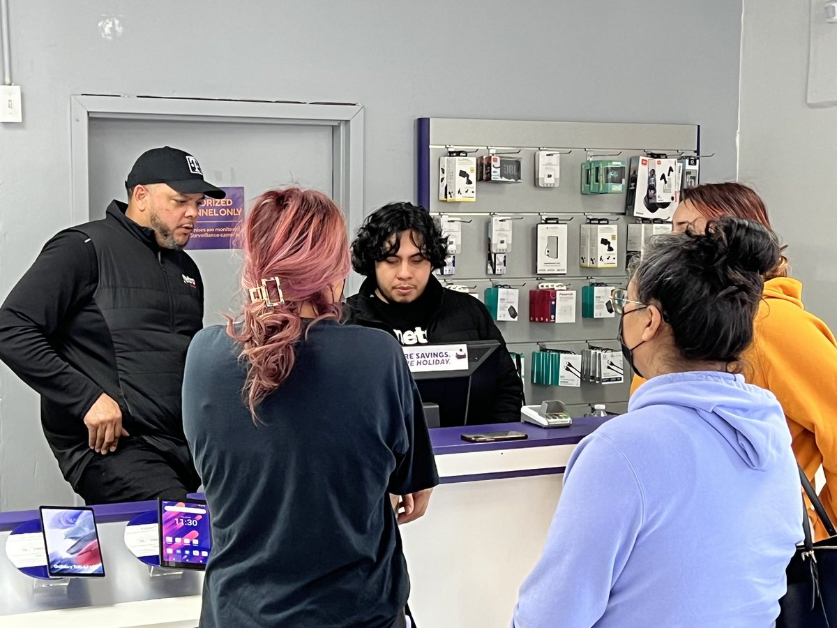 JamesLeeWW's tweet photo. @CoachBookt3 Booker definitely knows multi-tasking, owning the floor, and celebrating everyone of his #FrontlineFirst team! From NR in the morning to dealers visits in the evening. He led w/integrity, drove sales with ferocity! #FireInTheBelly #CoachOfCoaches https://t.co/lymRFjRyHi