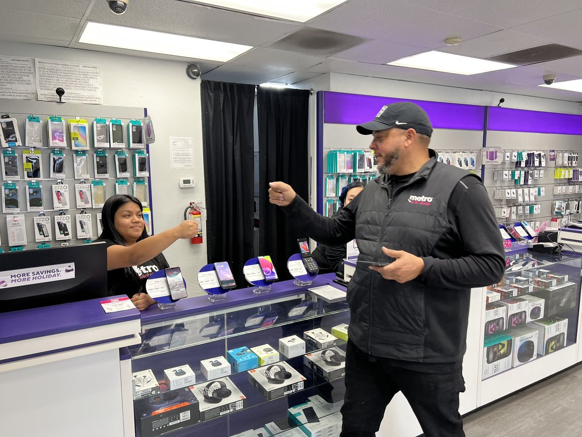 JamesLeeWW's tweet photo. @CoachBookt3 Booker definitely knows multi-tasking, owning the floor, and celebrating everyone of his #FrontlineFirst team! From NR in the morning to dealers visits in the evening. He led w/integrity, drove sales with ferocity! #FireInTheBelly #CoachOfCoaches https://t.co/lymRFjRyHi