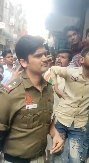 तैयब मस्जिद इलाके के पास पेट्रोलिंग के दौरान पुलिस कॉन्स्टेबल ने भीड़ को देखा जहां कांग्रेस MCD काउंसलर उम्मीदवार अरीबा खान के पिता आसिफ मोहम्मद खान अपने समर्थकों के साथ जोरदार नारे लगाते हुए सभा को संबोधित कर रहे थे: दिल्ली पुलिस (25.11)

(तस्वीरें वायरल वीडियो से ली गई हैं)