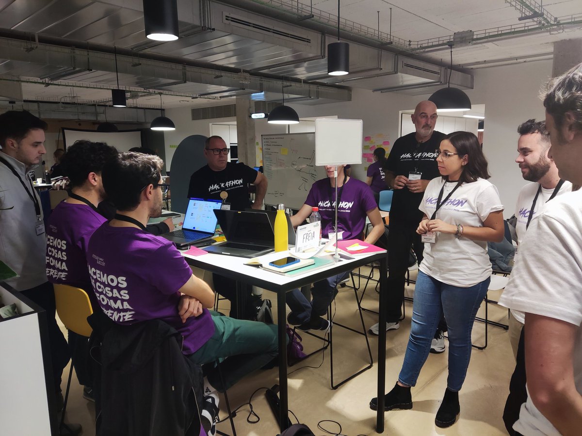 D_Ceniceros_'s tweet photo. Va avanzando esta #HackathonIA2022 Tremendo el trabajo de los dos equipos que nos están ayudando con nuestro reto para el contenedor amarillo de @TheCircularLab. ¡Toda la noche por delante! https://t.co/ebO5SnQoTD