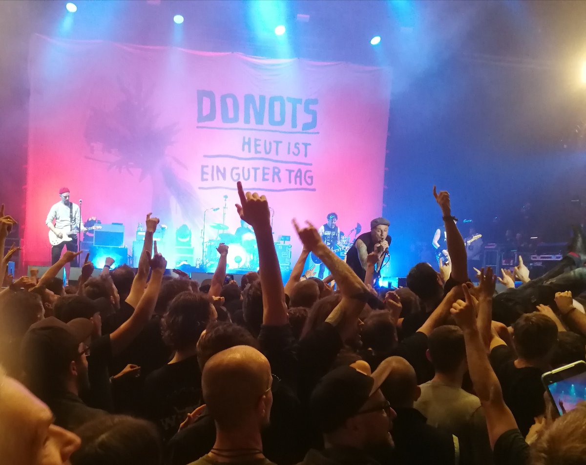 Kennt ihr das Gefühl, wenn man den ganzen Tag Achterbahn gefahren ist oder auf einem Boot war, dass sich im Bett noch immer alles bewegt? Der Grand Münster Slam der @donotsofficial macht das übrigens auch. #GMS2022