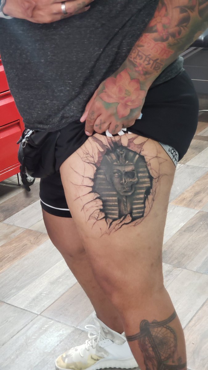 AlvaradoKd's tweet photo. Presumiendo tatuaje jajaja o nalgas... @Comola_trailers https://t.co/393cCktC9W