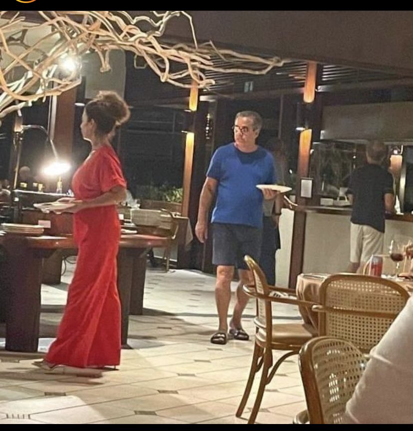 Manda um bando de loucos ficar sob sol quente e chuva torrencial nas ruas e nas frentes dos quartéis,  mas ele vai passear em resort de luxo com a esposa. O grande Boechat faria um belo artigo sobre isso e teria um recadinho a dar pra ele...