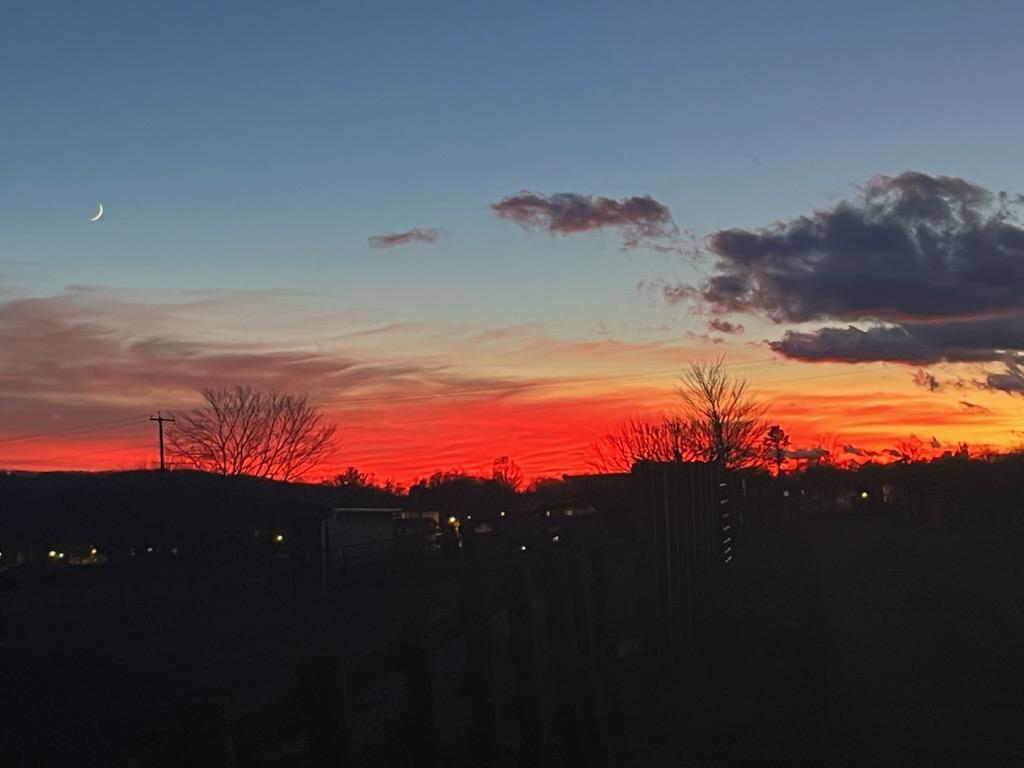 surviving50's tweet photo. The sky in ##blacksburg tonight at the barns. #fire #sky https://t.co/3BbXEKEWZp