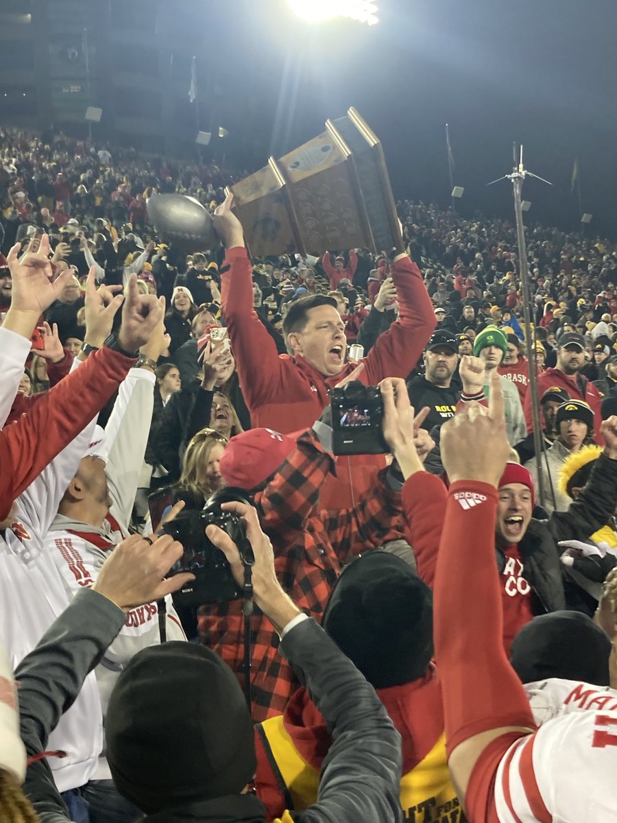 Garrett Nelson took the trophy to the fans. #huskers