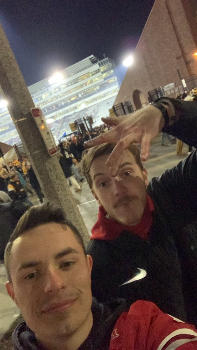 1-0 in Kinnick #Huskers