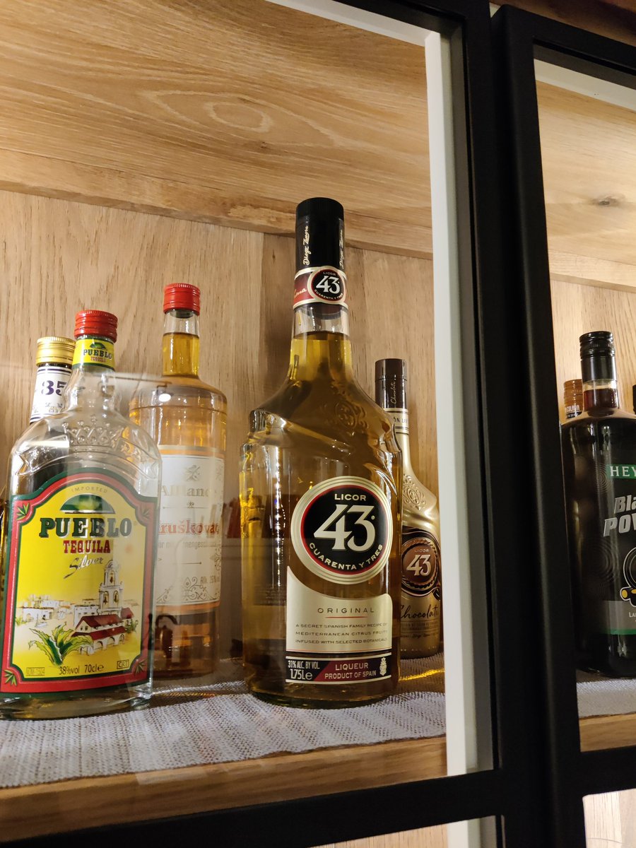 Speldenkussen80's tweet photo. Gelukkig was de reuze fles cuarenta y tres  er in Zwolle nog wel bij de #gallengall 🤤 die fles is echt Huge...nu mn bedje in na een super gezellig avondje met mn collega's #weltrusten https://t.co/fJpTuhYPWa