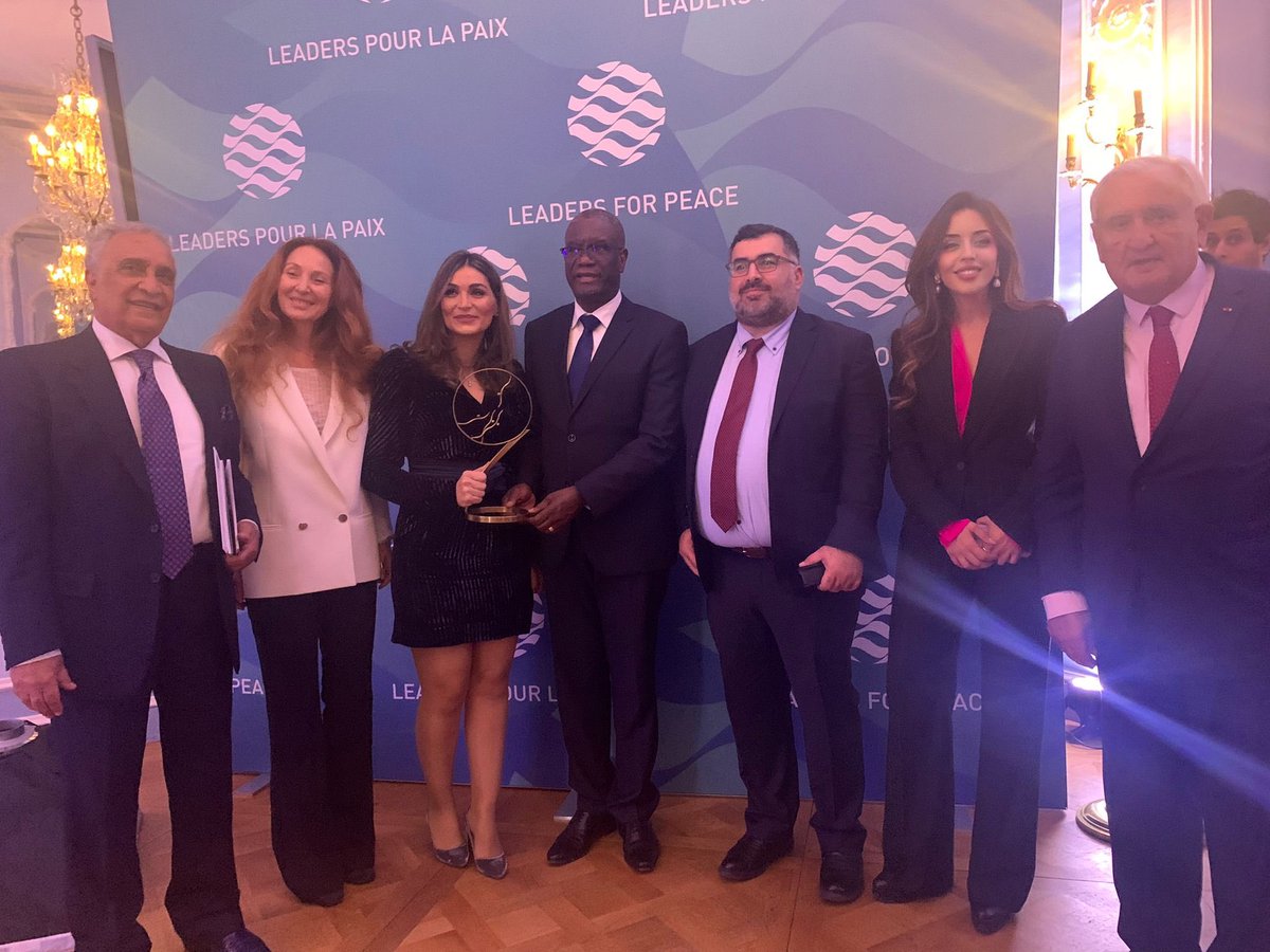Doniadok's tweet photo. Merci @DenisMukwege de nous avoir fait l honneur d être le parrain de notre prix pour l éducation à la Paix dans la petite enfance.Une personnalité hors norme .Bravo aux lauréats #basmehandzeitoneh.Des engagements qui nous obligent,un courage qui nous inspire.#paix #Liban #Syrie https://t.co/6K1xCja4QD