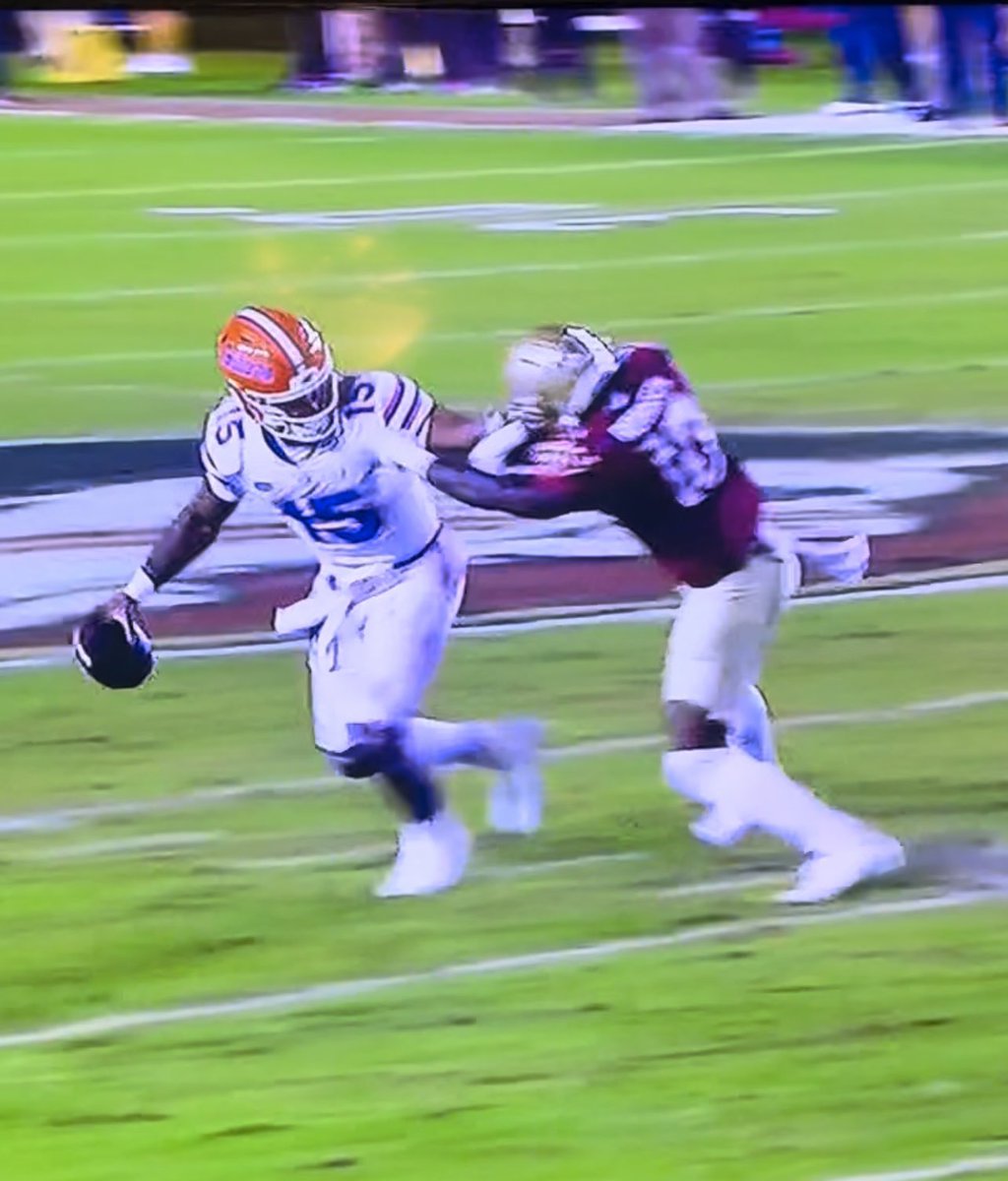 tabfam's tweet photo. Richardson had Robinson’s facemask first. In the play you see Robinson’s head jerk down. 🙄✌🏻 #fsuvuf https://t.co/fVo3cRAppj