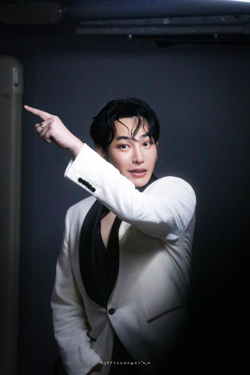 Mewty_Bear's tweet photo. #เป๊กผลิตโชค
1)นี่อยากเล่าบยก.ที่เก็บข้าวของวิ่งหนีตามผช.ไปชั้น4Aมะคืนมาก ตำนานค.อึด นุชเปนร้อยวิ่งตามผช.ยังกะหนังอินเดียแกเอ้ย เป๊กชี้เก่งมาก ชี้ตั้งแต่ชั้นล่างยันชั้นบน ขนาดนุชบ๊ายบาย ยังชี้แล้วชี้อีก นุชก็เลยเข้าใจว่าให้ตาม ไม่ไปเด่วงอน แล้วแต่ละคนพะรุงพะรัง แบกของขึ้นกะได/ต่อ https://t.co/AtZJVgl2vo