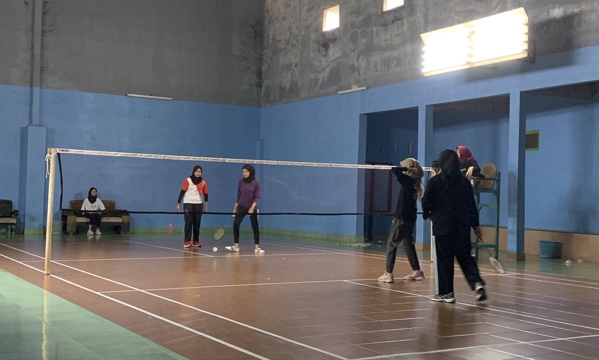 Met siang ikomers ! Weekend gini lagi pada ngapain nich. Kalo mimin si lagi olahraga badminton nih ikut TTM alias “tiba tiba minton” bareng teman-teman <a href="/Komakomumy/">KOMAKOM UMY</a> <a href="/cikoumy/">Cinema Komunikasi UMY</a> <a href="/FOTKA_053/">Fotografi Syari'ah</a> 🤩