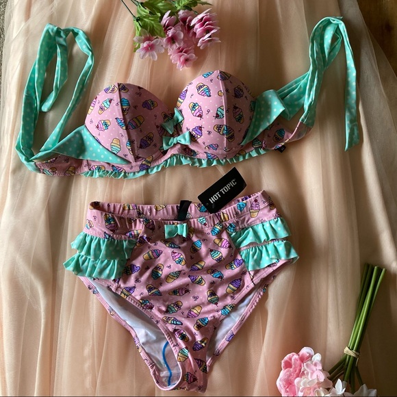 misttya's tweet photo. So good I had to share! Check out all the items I'm loving on @Poshmarkapp #poshmark #fashion #style #shopmycloset #hottopic #motherhood #nastygal: https://t.co/hionqmDngo https://t.co/O9lDaG7cdc