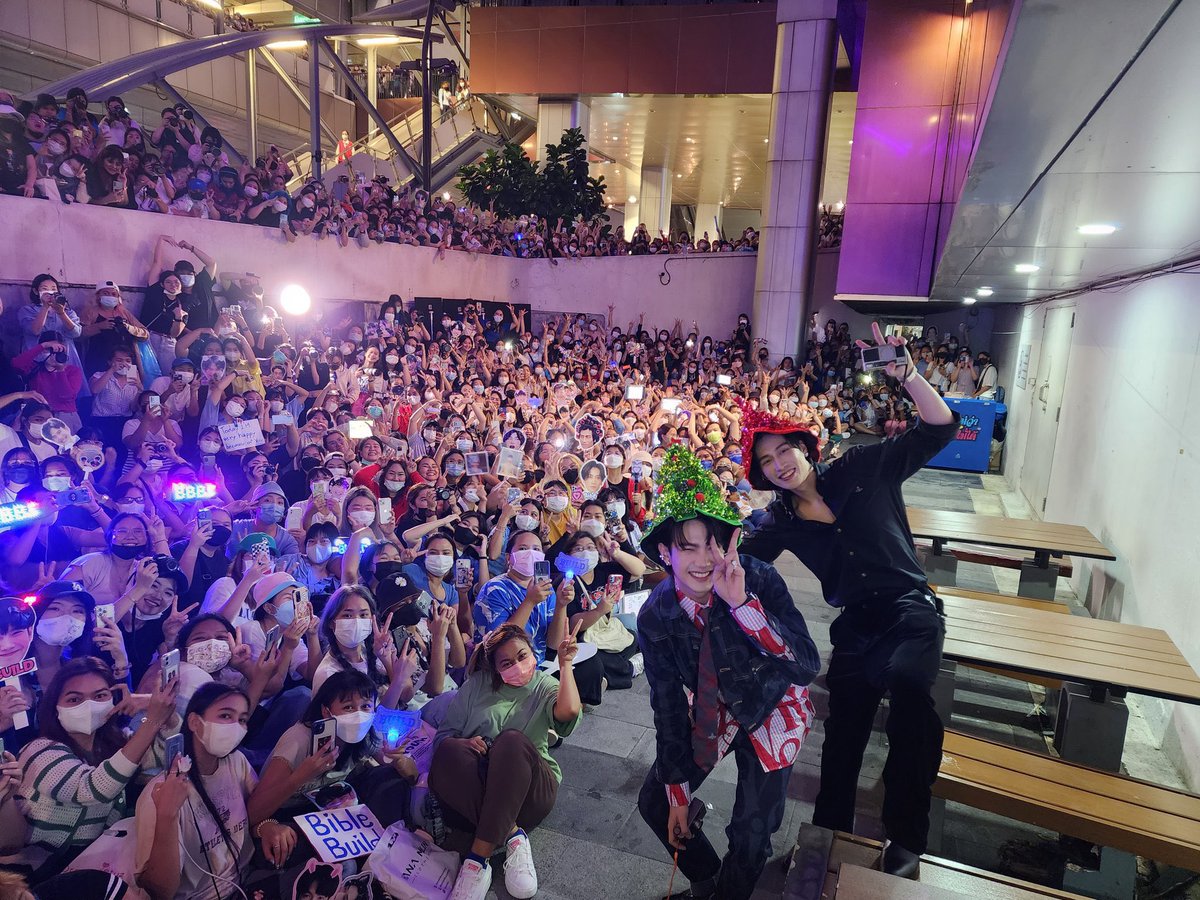 wanglilyn_'s tweet photo. เดินตามถ่ายรูป นั่งล้ำแถว ตอนถ่ายรูปบบบ.ต้องบังแฟนคลับคนอื่นอยู่แล้ว เป็นใครอ่ะ ทำไมมีสิทธิ์ทำได้? คนอื่นเค้าต้องนั่งเป็นระเบียบกันหมด https://t.co/GUDLU911ha