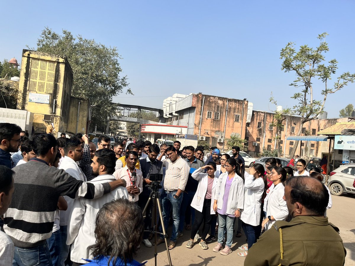 On the constitution day of India, here the Residents of GMC kota are protesting for their fundamental right to a safe workplace.
It’s day 3 of protests and the main accused has not been arrested by police.
Doctors deserve a safe workplaces to serve without fear of violence.