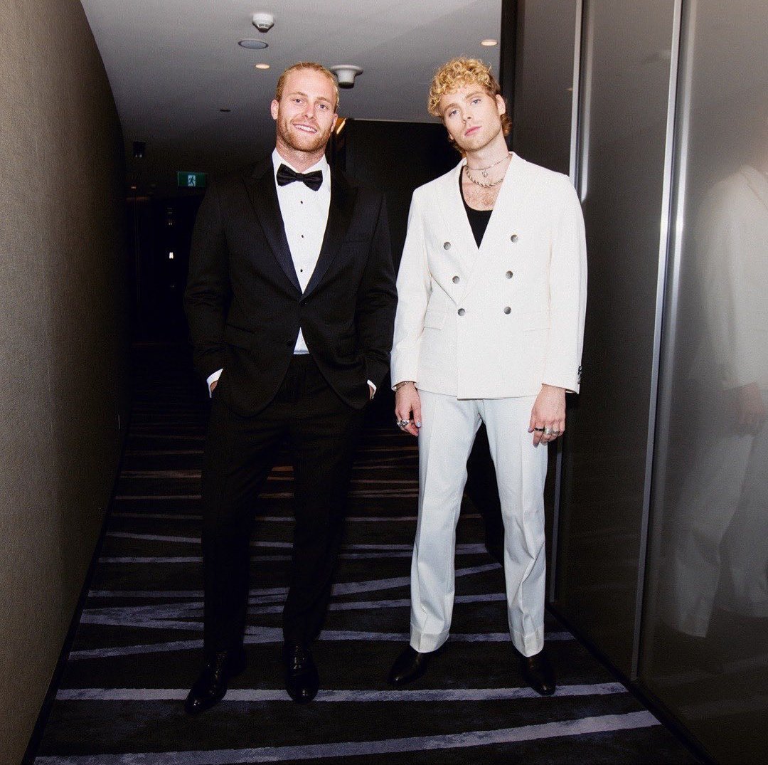 5SOSMexico's tweet photo. Luke aparece en el IG post de Jack Hemmings! https://t.co/SRa3Sfj6ZB
