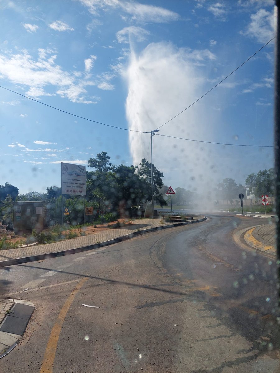 ro3lof's tweet photo. @JHBWater please send a team to cnr Taylor and Zeiss road, Honeydew Manor, Roodepoort. Lots of water spraying from the valve box. https://t.co/D9aOV0rPDn