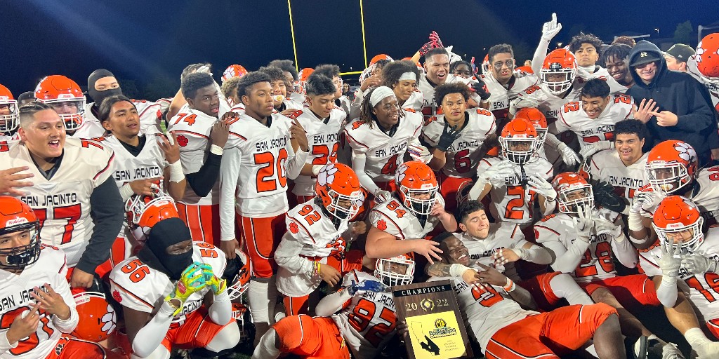 SanJacintoUSD's tweet photo. CONGRATULATIONS to the @sjhstigerfb team and @Coach_Galliano -- the 2022 CIF-SS D-6 Football Champions! We are proud of you! #fearthepaw #tigers #SanJacinto #champions #CIF-SS https://t.co/eUFMqpSj57