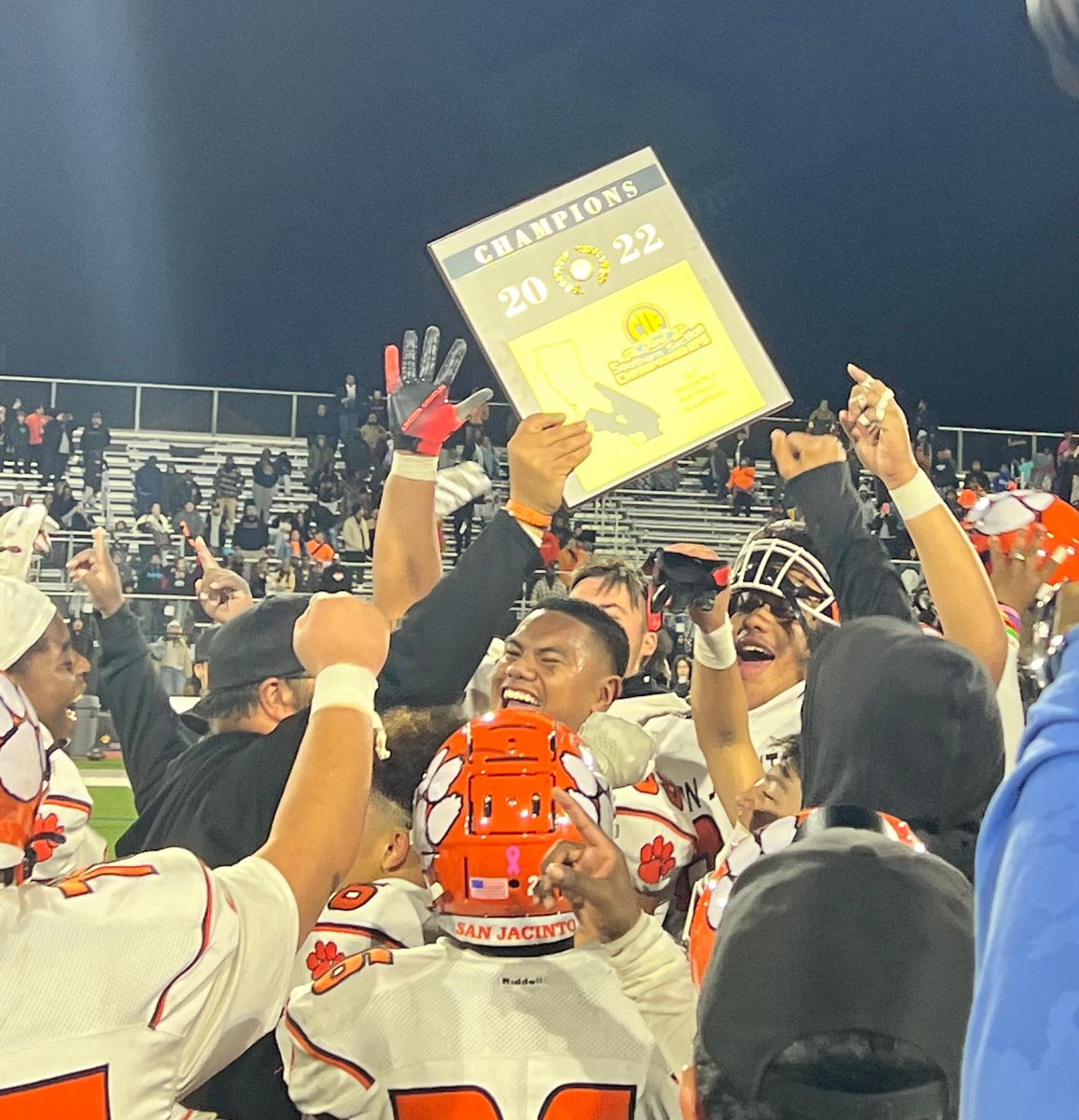 SanJacintoUSD's tweet photo. CONGRATULATIONS to the @sjhstigerfb team and @Coach_Galliano -- the 2022 CIF-SS D-6 Football Champions! We are proud of you! #fearthepaw #tigers #SanJacinto #champions #CIF-SS https://t.co/eUFMqpSj57