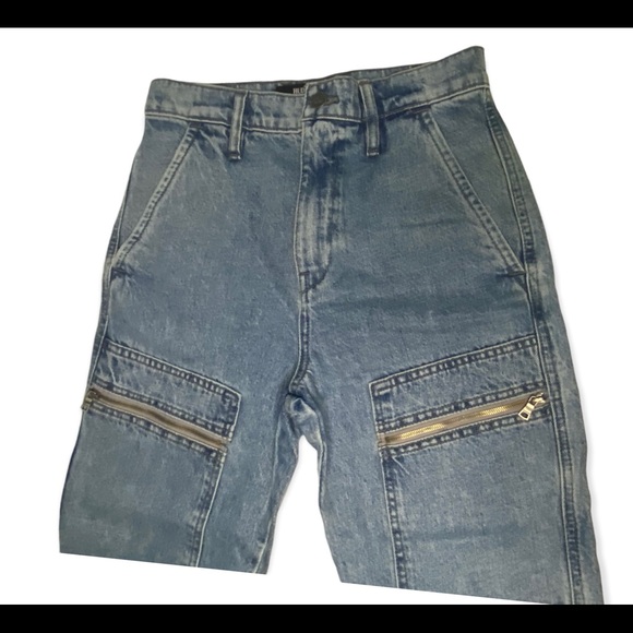 TopiaTosh's tweet photo. So good I had to share! Check out all the items I'm loving on @Poshmarkapp from @Gaol19594741 #poshmark #fashion #style #shopmycloset #nike #hudsonjeans #oldnavy: https://t.co/Bxsuz12OPa https://t.co/dfM41yaJW3