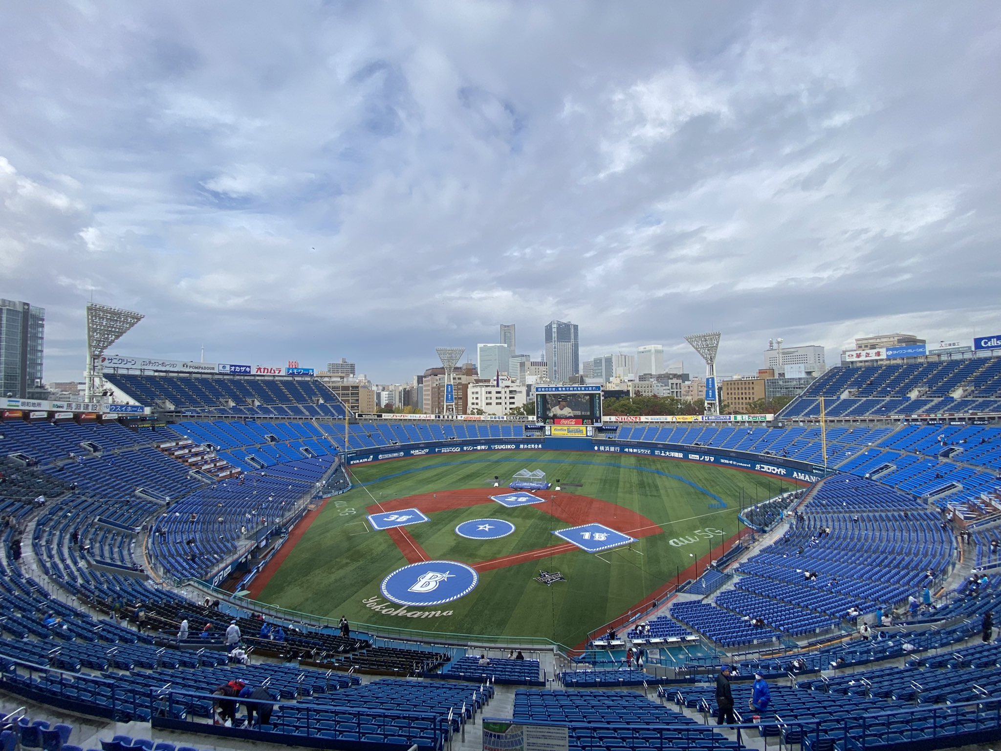 ベイスターズ情報 サンスポ ファンフェス ハマスタは先ほどから降っていた雨が上がりました 球場スタッフの方が一つずつ丁寧に席を拭いて回っています Baystars サンスポ T Co 8oolcf2axn Twitter
