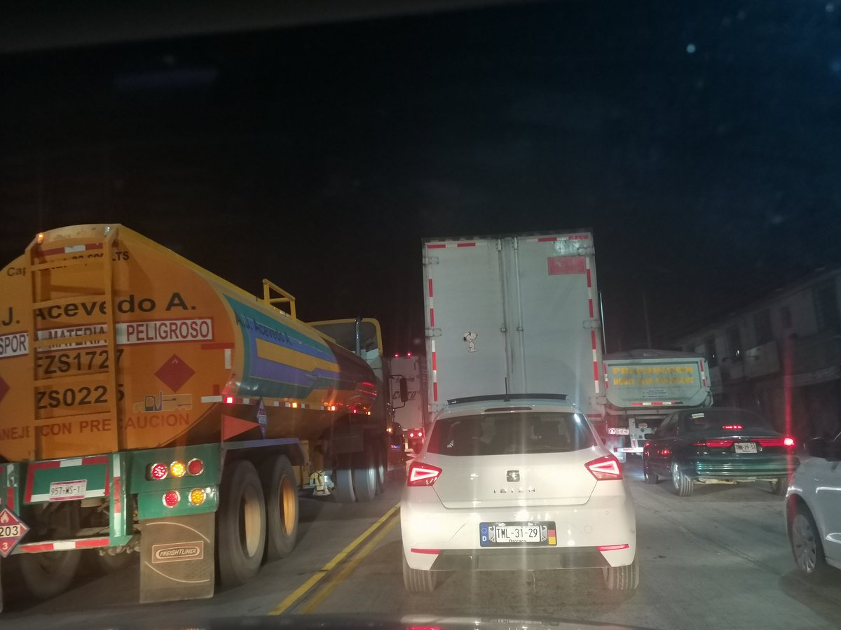 karla_medios's tweet photo. Así las cosas en sentido contrario para librar el choque @PolVial_GobOax urgen elementos puente de San jacinto https://t.co/Ycn8koTPfm