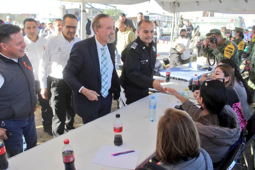SGGDurango's tweet photo. Por instrucciones del Gobernador Dr. @EVillegasV  el SGG Ing. @HectorVelaV da inicio al programa "Vive en Paz" en la Col. Luz del Carmen, el cual tiene el objetivo de acercar a la ciudadanía los diversos servicios de gobierno.

#ElValorDeNuestraGente https://t.co/K66VqUzcDB