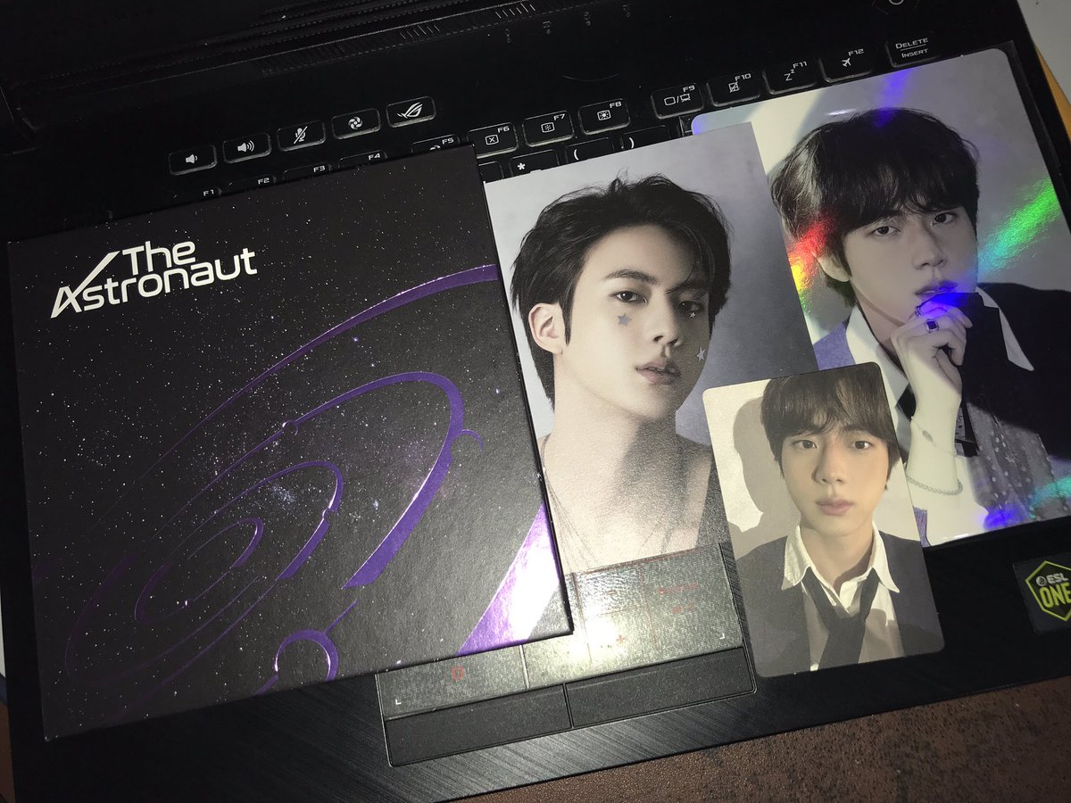 mssoyemms's tweet photo. Wts lfb 

Onhand Jin The Astronaut Ver 1 Purple

Unsealed w/ complete inclusions
With weverse Holographic Photo frame POB

950.00 PHP 

Mop: Gcash
Mod: SCO or SDD
Loc: QC https://t.co/U3PDZPW8Ib