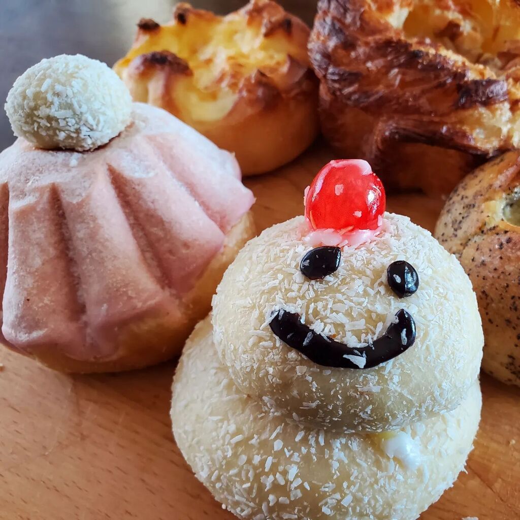 JasnTru's tweet image. Shimokitazawa treats. Forgot the name of the bakery. The snowman has one layer filled with custard, the other with chocolate. Also a pink santa hat with strawberry white choco. Cheesy breads in background. #christmasbread #クリスマスパン instagr.am/p/ClZ-YHzSgLX/