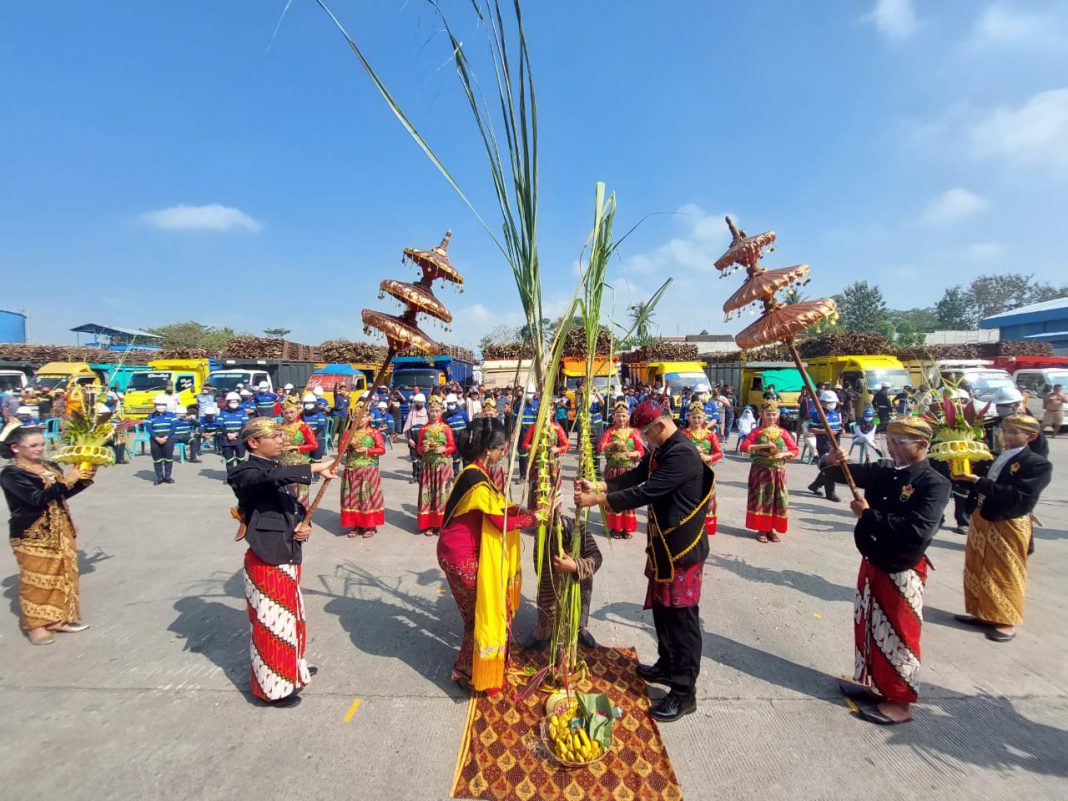 khosimbwi's tweet photo. Bumi Penataan Blitar
#BlitarBumiPenataran
#TppJatim
#PendampingDesa
#Sempu
@jokowi
@halimiskandarnu
@arifwijaksan4
@hariskunaifi
@AdzaniEndy
@hani_febri86
@casan_excalazor https://t.co/YlBlMYD2K8