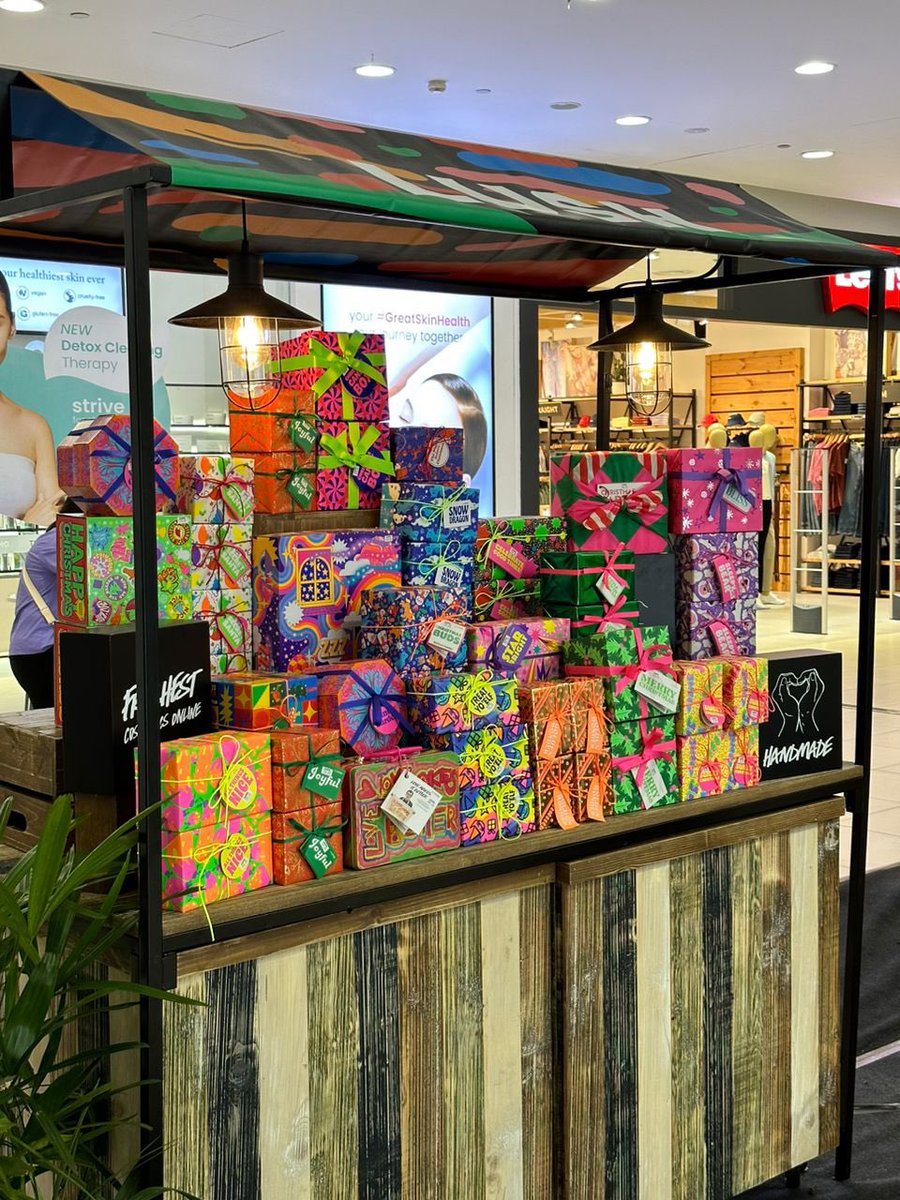 MalaysiaLush's tweet photo. Hey Penang people, we’re back at 1st Avenue Mall for our Christmas Pop-up! Come and get your favourite Christmas products here 🎄🧚‍♀️ https://t.co/axT9m1ICIn