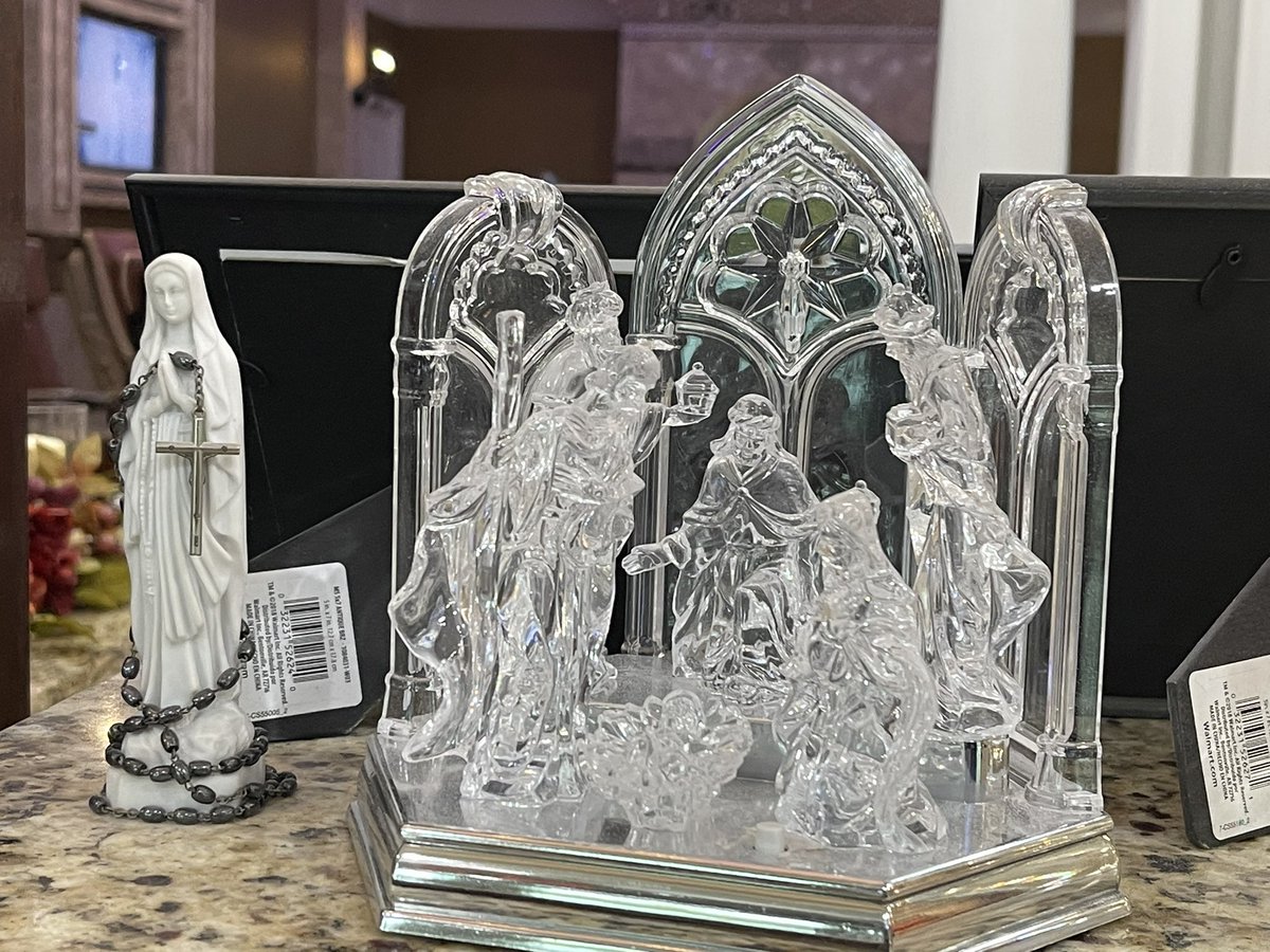 heatherheuman's tweet photo. Manicure/pedicure day with my sister n law and mother n law and dinner as a family.
And such a beautiful nativity scene at the nail salon.
#famfun https://t.co/t8WGQay29w