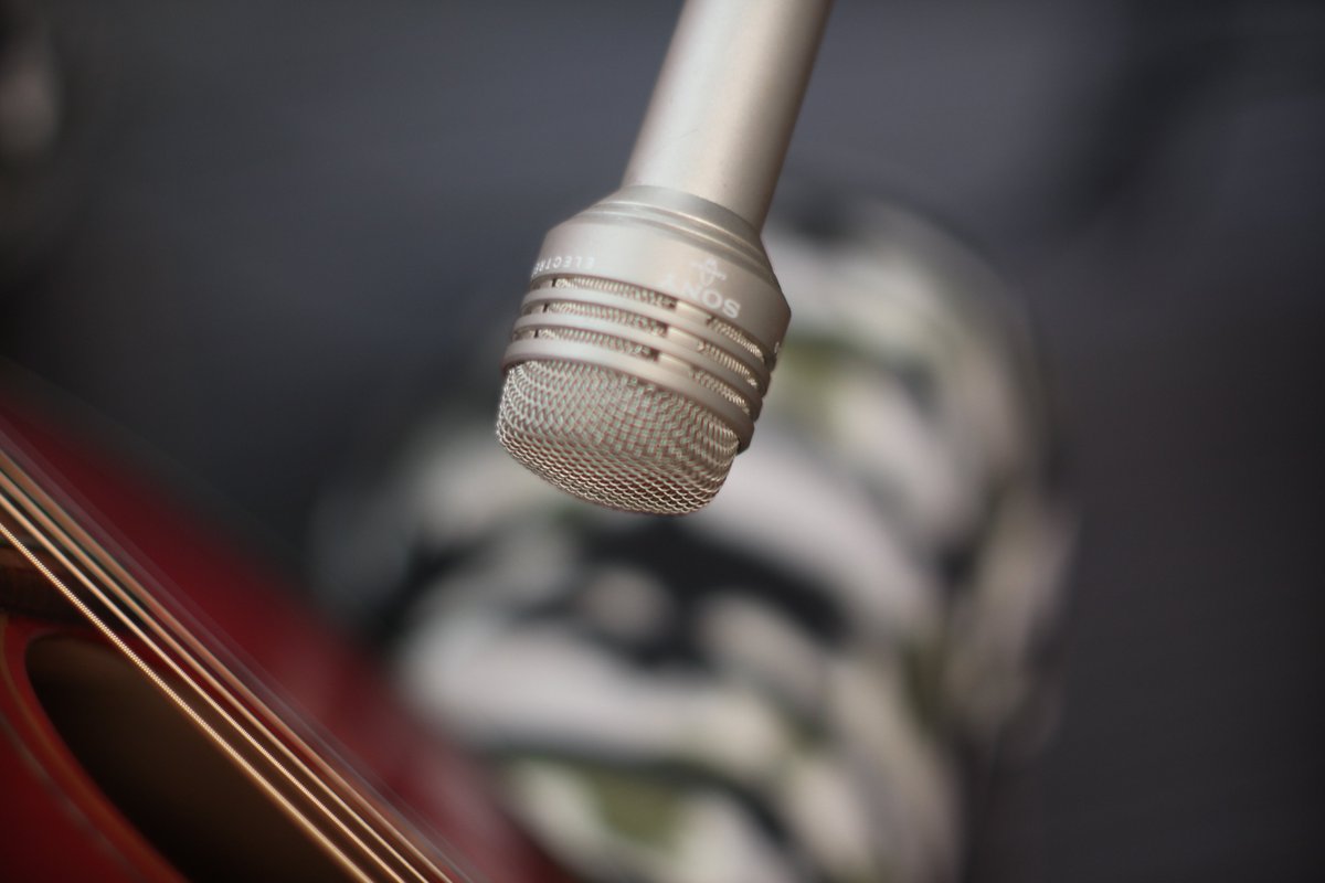 Pockn's tweet photo. 本日もSONY ECM250でアコギレコーディング♪ ノイズもないしめちゃ明瞭に録れるからコードストローク、アルペイジオはもちろんアコギのソロなんかにも最高です♪ #SONYECM250 #YAIRI #RF90 https://t.co/0jn5mDUQyO