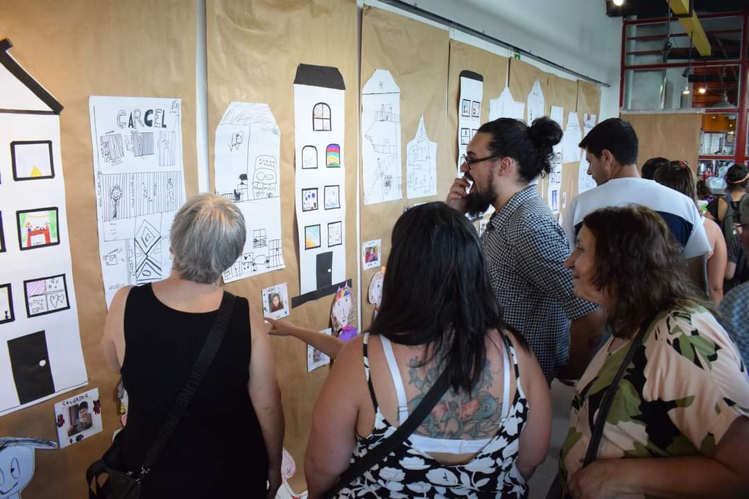El arte desempeña un papel importante en la comunicación de las personas, ya que a través de su creación nos permite transmitir emociones, ideas y formas de pensar, mediante mensajes en diversos formatos y soportes. Nos hace reflexionar sobre nuestra existencia y la de los demás.