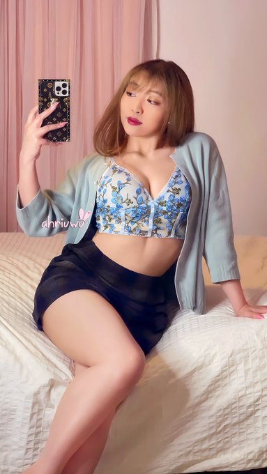 1 pic. thank you for 400k! ? wuv u ? https://t.co/hCoVsuFGg7
