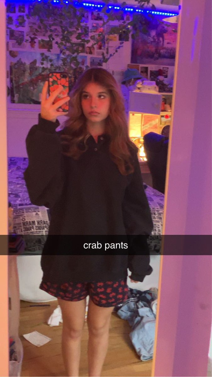 keeponsushi's tweet photo. i have crab pants https://t.co/HEP3jCynBH