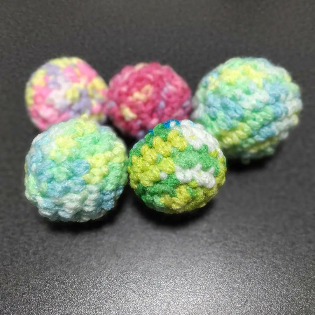 kotetsusakura's tweet photo. 朱音工場長お墨��きのアクリルたわしと猫様専用毛糸玉も持って行きます☺️
カラフル系と猫柄風味系とクリスマス風味有ります☺️✨
いかにも手作り感満載な品物ですが毛糸玉は我が家の猫様達には大好評です🟢🟡🟠🔴🔵
良かったらよろしくです、調子に乗って沢山作ったので🤣🤣🤣 https://t.co/61Ch9AtqyJ