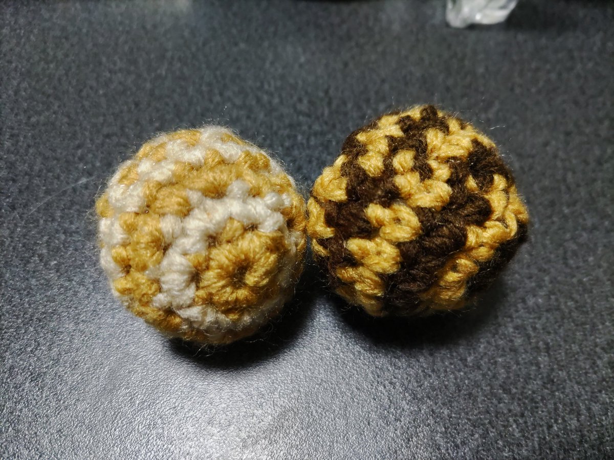 kotetsusakura's tweet photo. 朱音工場長お墨��きのアクリルたわしと猫様専用毛糸玉も持って行きます☺️
カラフル系と猫柄風味系とクリスマス風味有ります☺️✨
いかにも手作り感満載な品物ですが毛糸玉は我が家の猫様達には大好評です🟢🟡🟠🔴🔵
良かったらよろしくです、調子に乗って沢山作ったので🤣🤣🤣 https://t.co/61Ch9AtqyJ