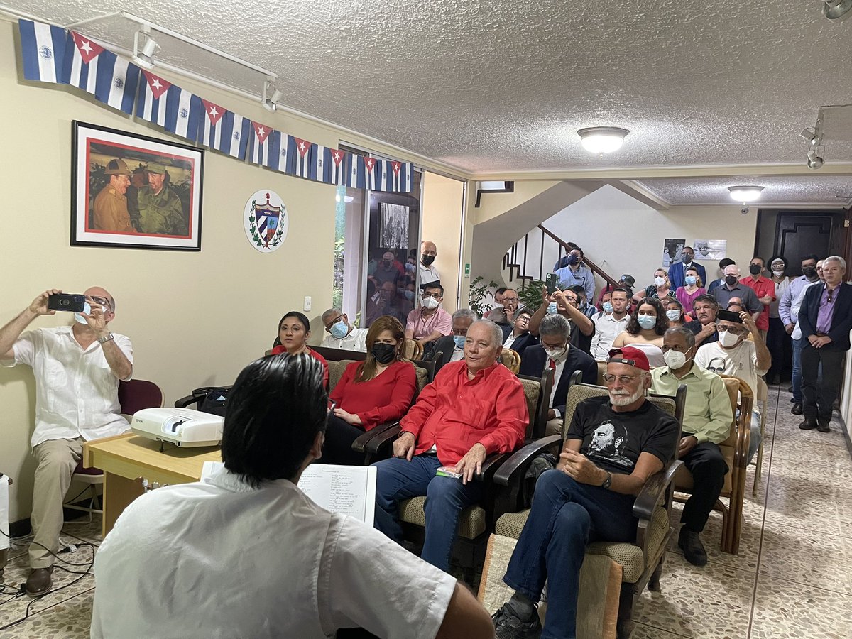 rene_ceballo's tweet photo. Hoy junto a hermanos salvadoreños y representantes de la Comunidad Cubana de Residentes en El Salvador rendimos homenaje al Comandante en Jefe. A nuestro Fidel a nuestro invencible Comandante #FidelEntreNosotros #FidelPorSiempre @Mizquierdasv @SoberonGuzman https://t.co/GQY1HONS6H