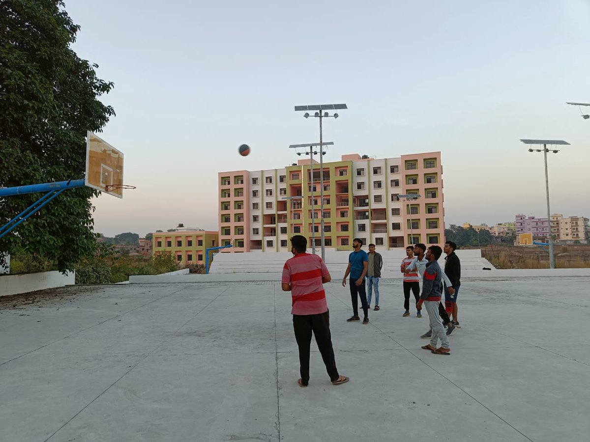 सुना है कि फिजिकल गेम खेलने से शारीरिक और मानसिक रूप से मनुष्य का हेल्थ अच्छा रहता है , तो मैं भी आज अपने जीवन में पहली बार Basketball 🏀 खेलते हुए , अपने Campus के Court में 
#basketball