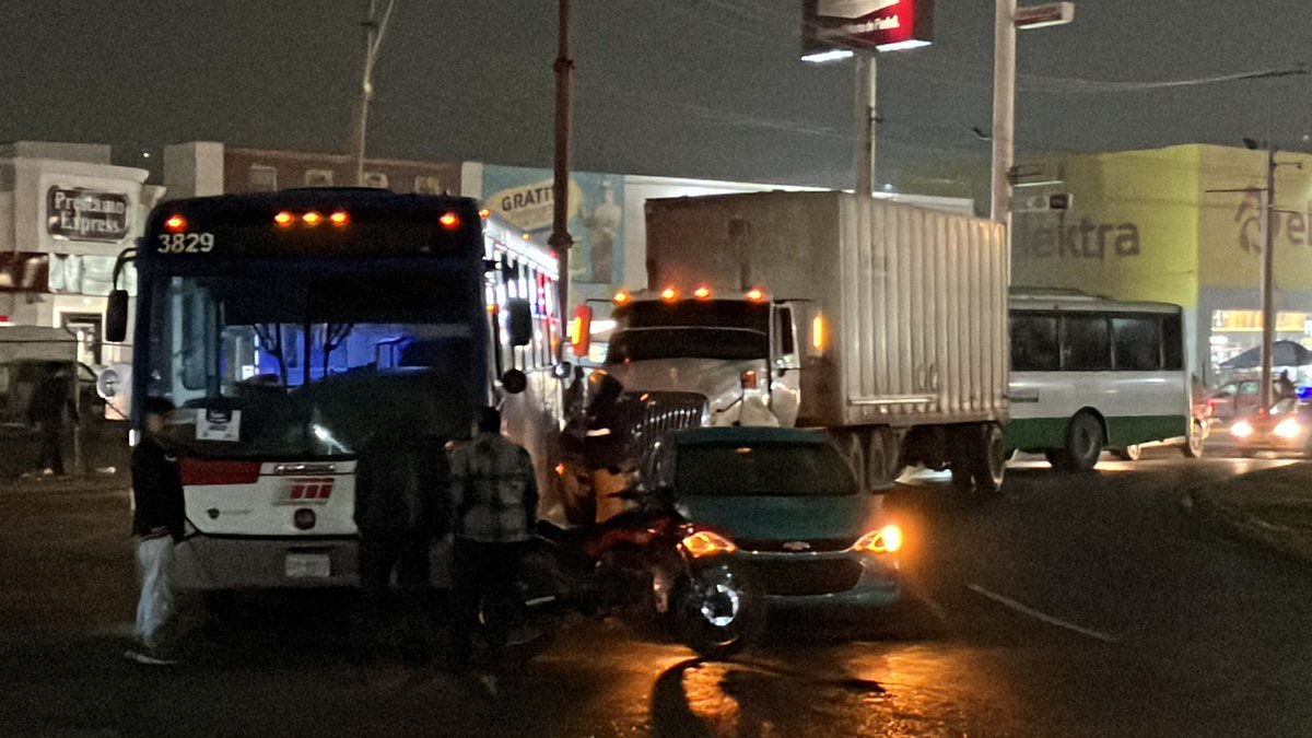 ArmandoGaliciaa's tweet photo. Choque de una unidad de transmetro, vehículo y camión provoca tráfico en la rotonda de Cabezada y Avenida Colosio del sector de Solidaridad, Monterrey. Falta unidad de Transito de @mtygob en la zona.
#Cicmty @MtyFollow https://t.co/fE4SHG9EUX