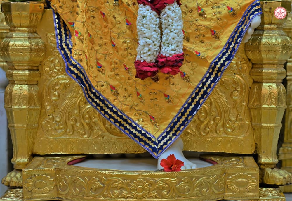 🙏🏼Shirdi Sai Baba Darshan🙏🏼
🌹Saturday 26 November 2022🌹
Lord Krishna: "Whosoever devoutly offers to Me a leaf, a flower or a fruit or water, of that pure-hearted man, I accept that pious offering."