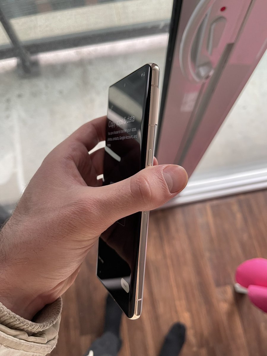 AlexFranchini14's tweet photo. After years of looking it from afar with curiosity, I got it!  🐣 #Pixel7Pro #Pixel7 #Android #Google #GoogleOne good bye #iPhone12ProMax https://t.co/vtzYwzaZGX